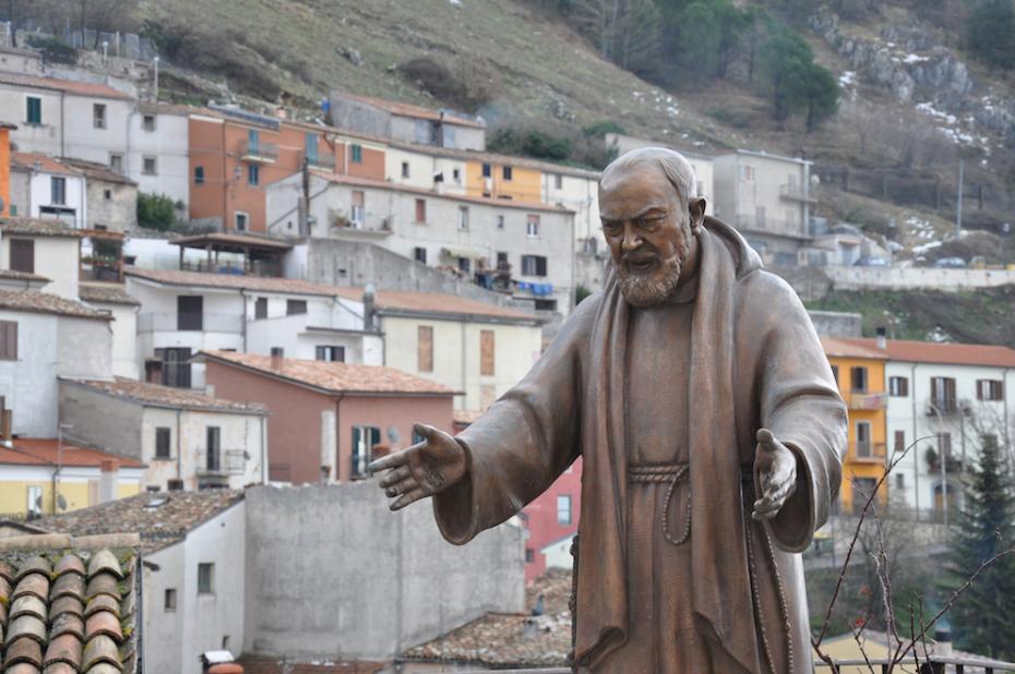 Pilgrims and Pope Francis Welcome Relics of San Padre Pio in Rome