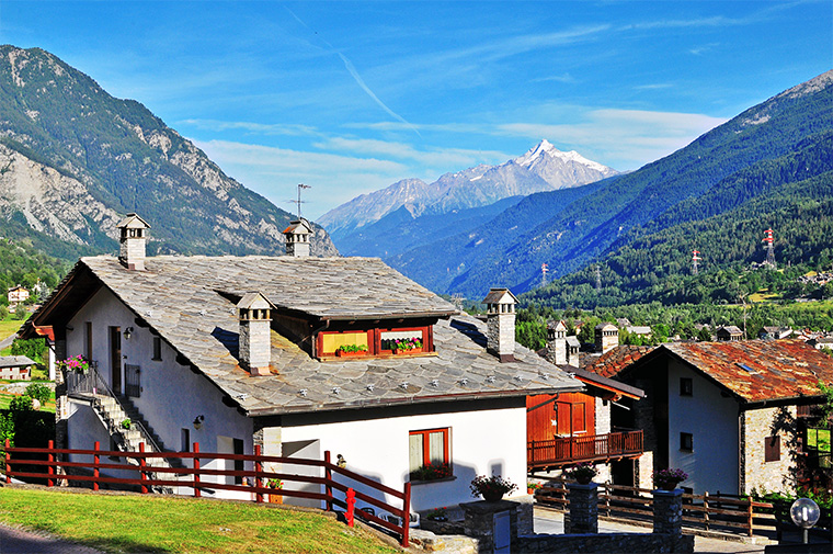 Aosta valley on summer, Italy— Photo by Krasnevsky