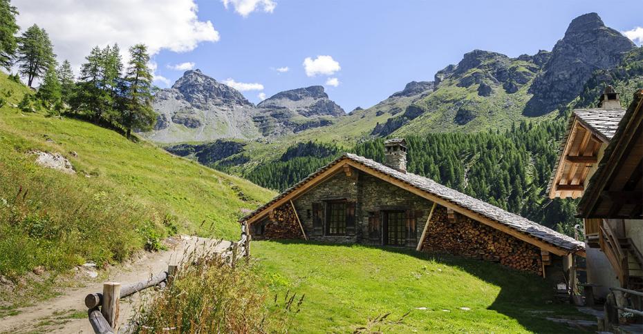 Cuneaz (Aosta Valley, view of Mount Perrin in a sunny summer day and walser house in foreground— Photo by KamilloK