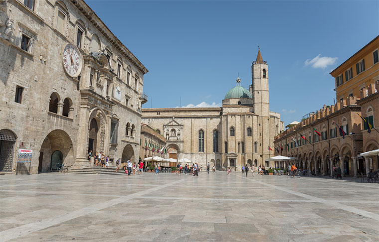 People's Square. It is a popular square in the Renaissance style of the city of Ascoli Piceno — Photo by jacklondon