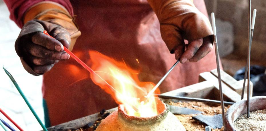 Glass artist in his workshop in Venice : making glass beads in traditional style.— Photo by Elf+11