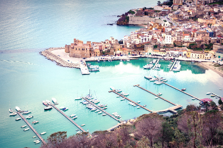 A view of port of Castellamare del Golfo— Photo by umbertop_100