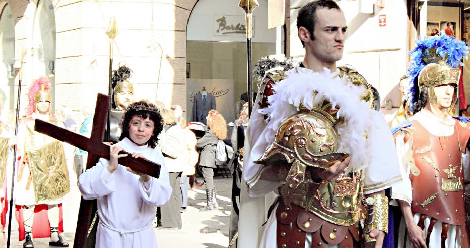 Italian child and men dressed up as Jesus and Roman soldiers during Easter parade on Good Friday in Palermo, Italy — Photo by ohmaymay