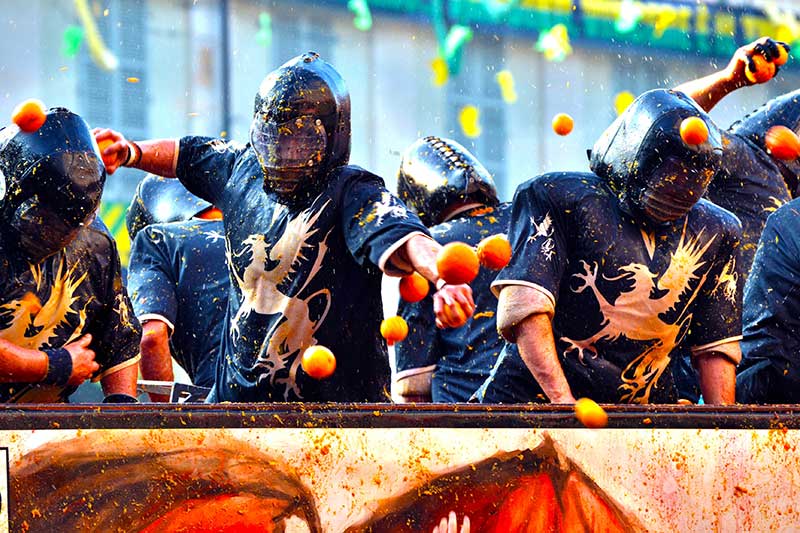 La Battaglia delle Arance si svolge a Ivrea, una cittadina vicino a Torino, durante la stagione del Carnevale. Photo © Francesco Zanon