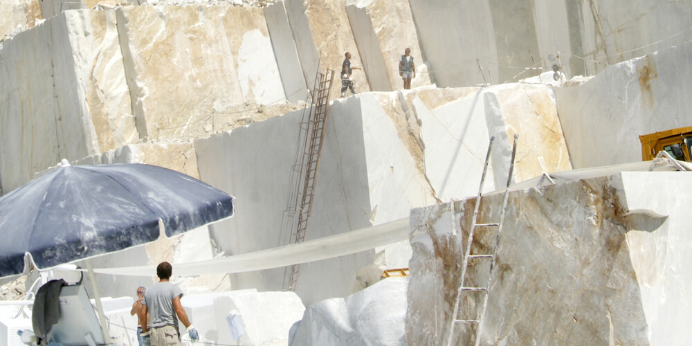 Excavation under the open sky of white marble from Carrara Italy— Photo by Fotografiche