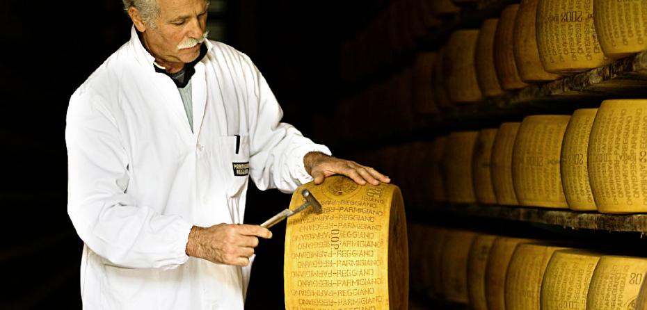 The protocol recently signed will promote, support and safeguard the "made in Italy" food in the world. Photo: www.parmigiano-reggiano.it