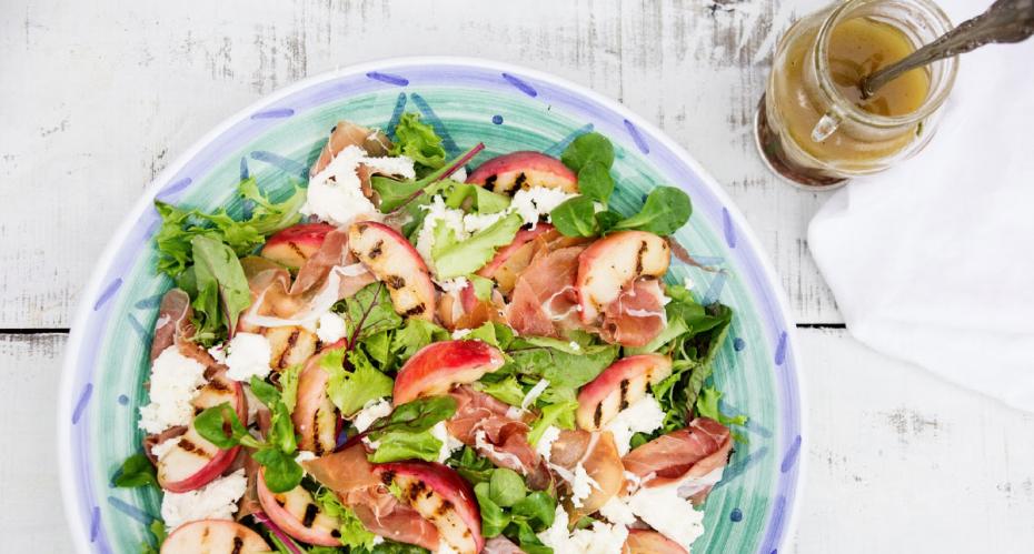 Grilled peach, prosciutto and mozzarella salad