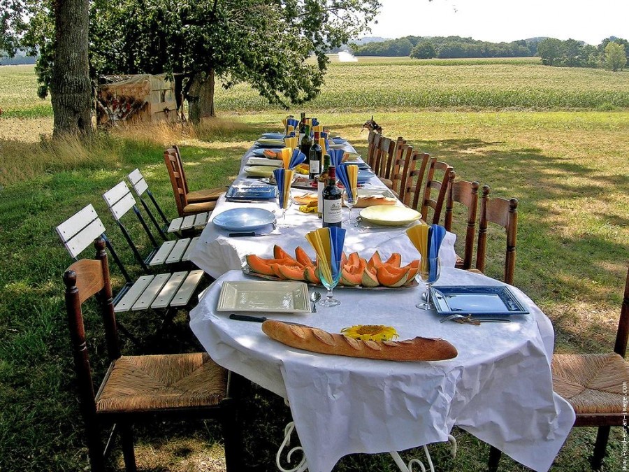Накрытый стол с едой на природе фото