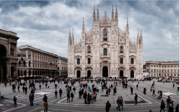 Lettera a Babbo Natale di una guglia del Duomo, innamorata di Milano