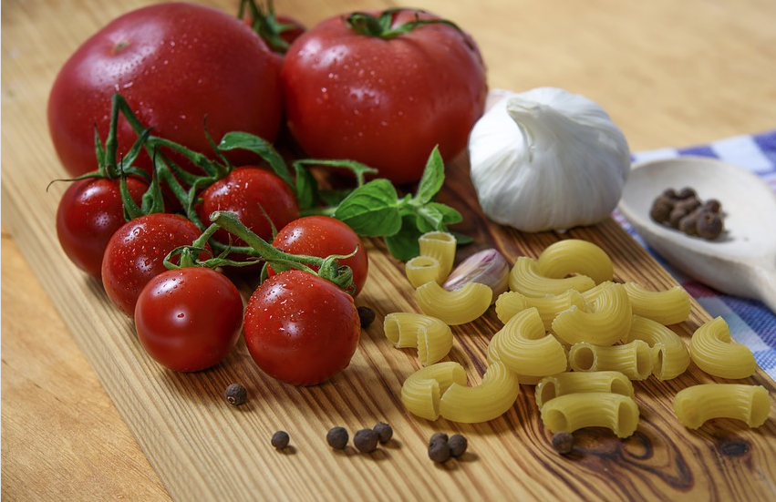 Il piacere vitale e sano della dieta mediterranea fatto di pasta, olio, frutta, verdura e buon vino