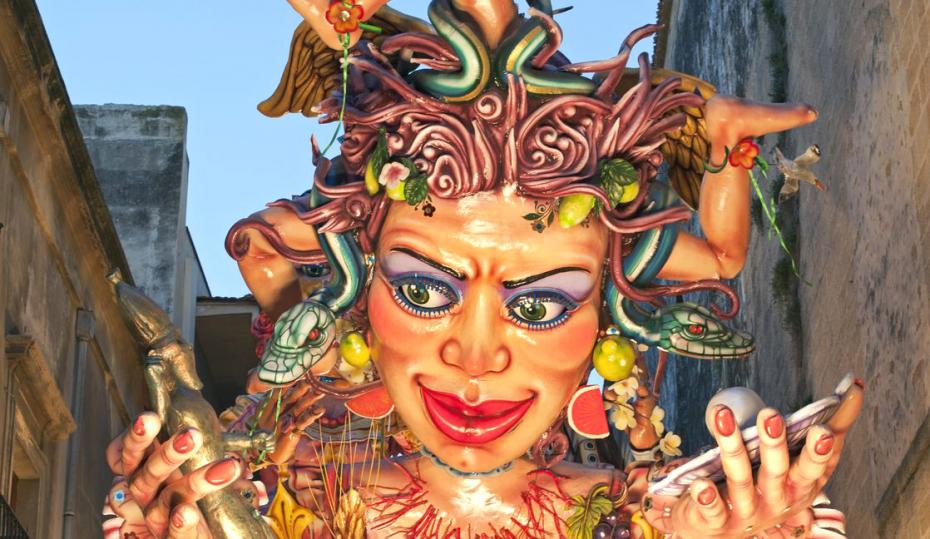 An allegorical figure during the Carnival parade, Sciacca, Sicily. Copyright: feel / 123RF Stock Photo