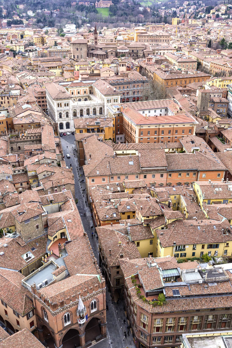 Cityscape view from "Due torri" or two towers, Bologna, province Emilia-Romagna, Italia — Photo by M_Prusaczyk