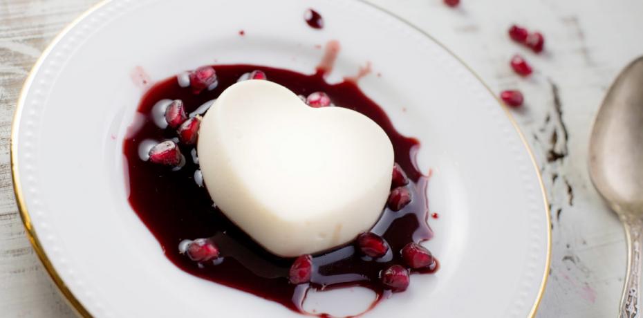 Vanilla Panna Cotta with Pomegranate Sauce