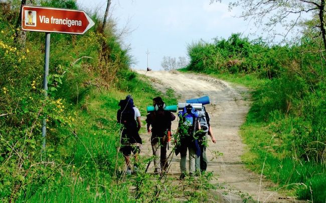 In pellegrinaggio, Medioevo a oggi, via Francigena, tomba di Pietro, Cultura italiana