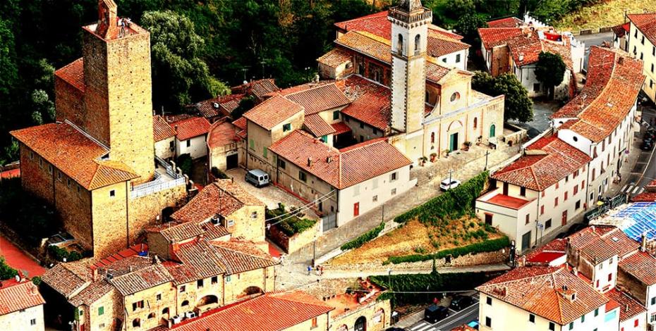 Panoramic top view of Vinci Village around meadow area from Conti Guidi Castle in Italy, — Photo by niglaynike