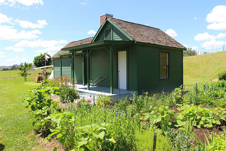 Casa Saturno e il suo giardino, che risalgono al XVIII secolo sono in esposizione al museo di Fort Walla Walla. L'esterno verde era il colore usato tradizionalmente dagli italiani immigrati nella regione.  (Fort Walla Walla Museum) 