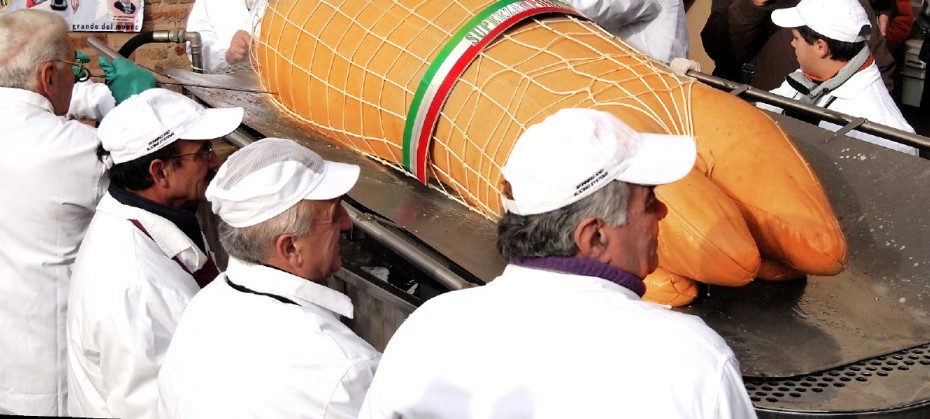 Since 1991, the town of Castelnuovo Rangone, province of Modena, detains the record for producing each year the biggest zampone in the world (2000 pounds)