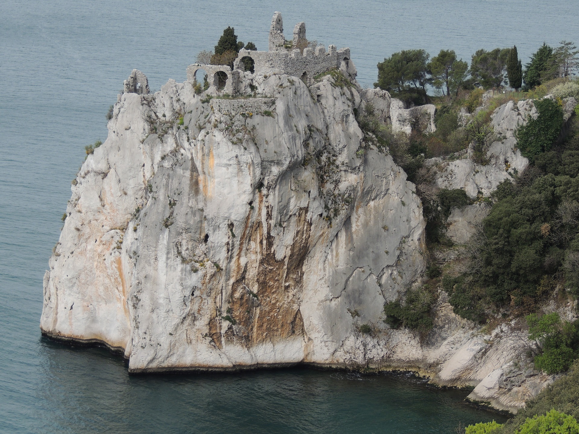 Gli affascinanti resti del vecchio castello di Duino che raccontano leggende e che hanno ispirato scrittori, poeti e musicisti (Ph P. Ferrari- Pixabay)