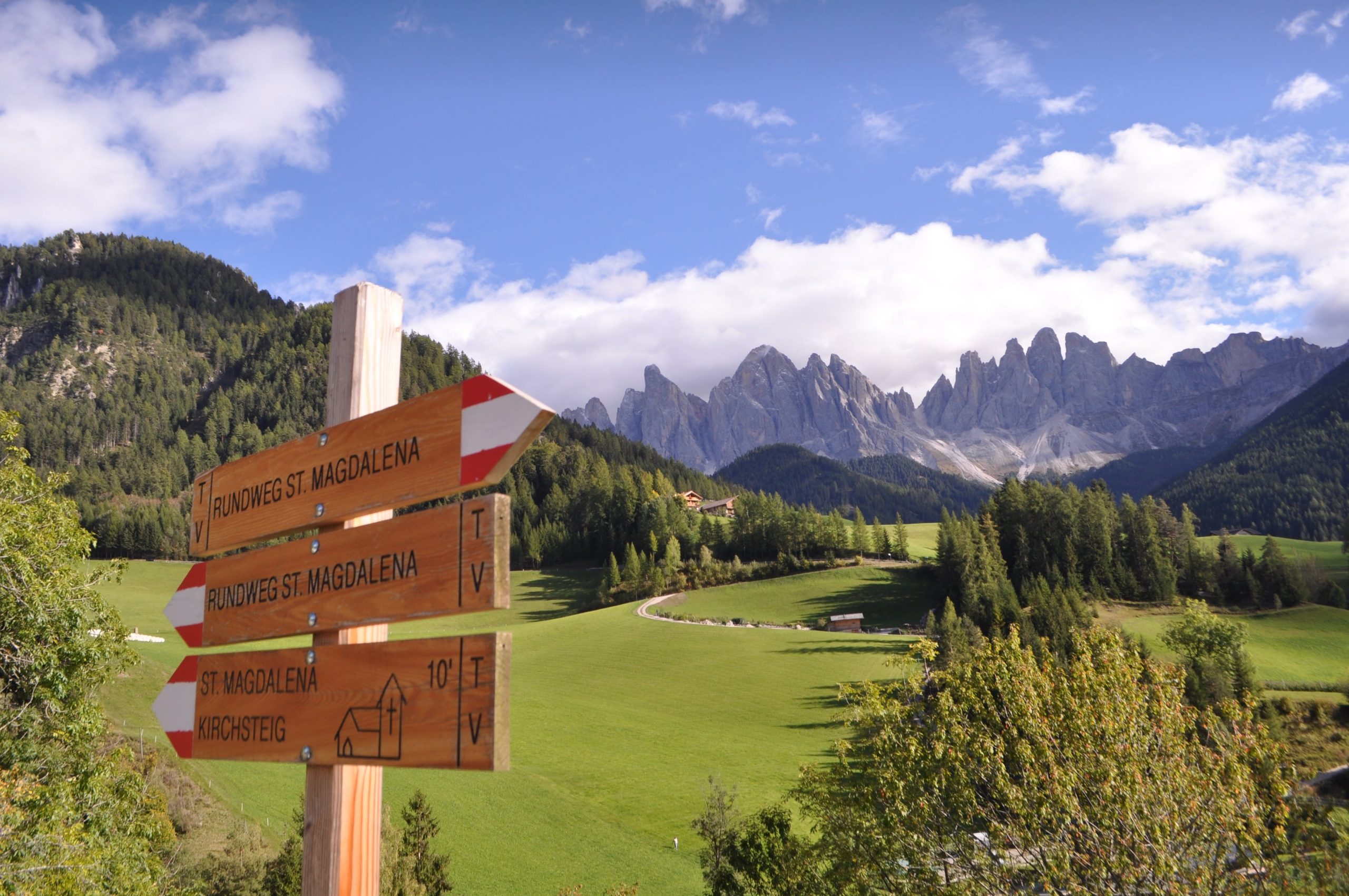 La chiesetta di S. Maddalena con le vette delle Odle è uno scorcio fra i più fotografati delle Dolomiti (Ph. L.Ferrari)