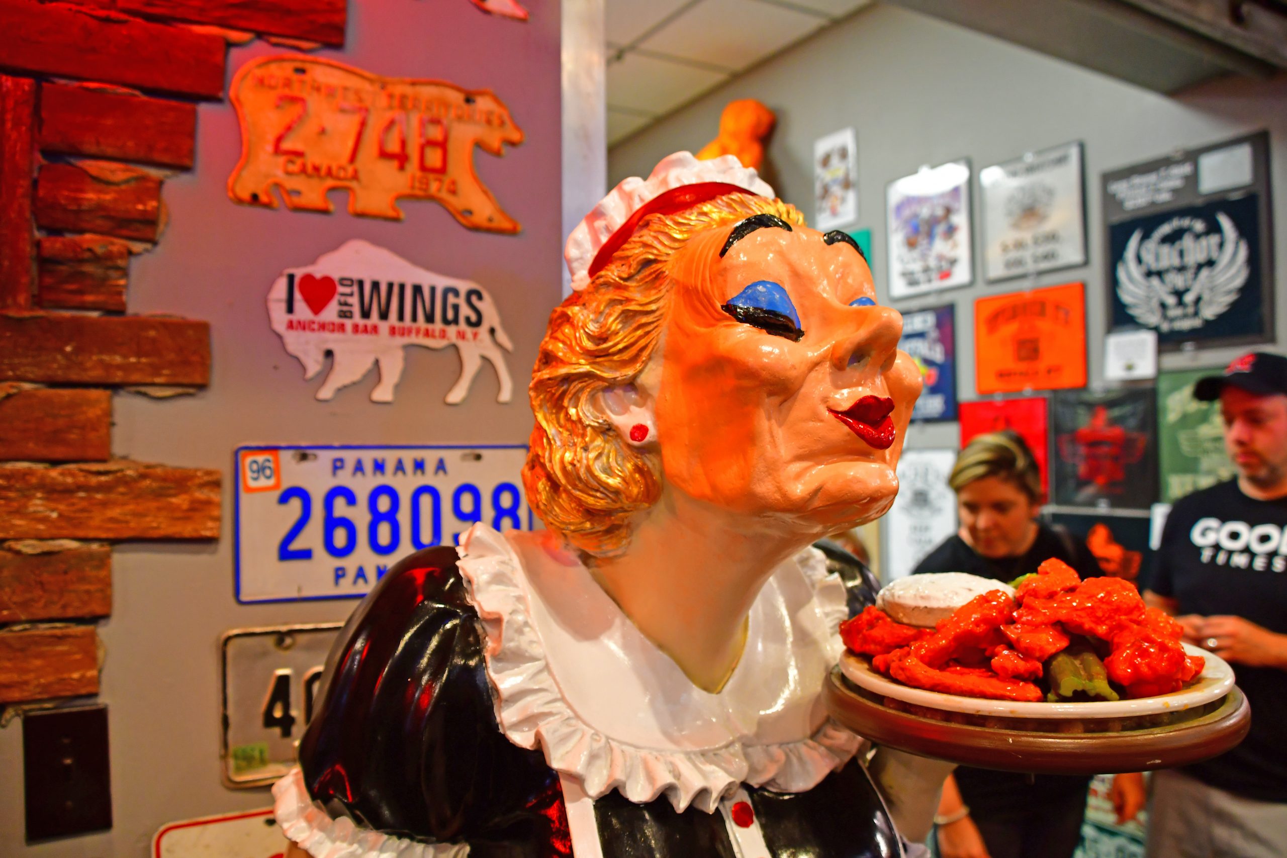 Statue of a waitress holding a plate of hot wings at the iconic Anchor Bar in Buffalo. Carlos Gandiaga / Shutterstock