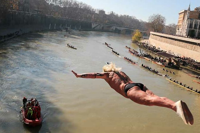 Maurizio Palmulli jumps into the Tiber (Photo: Giorgio Razzano)