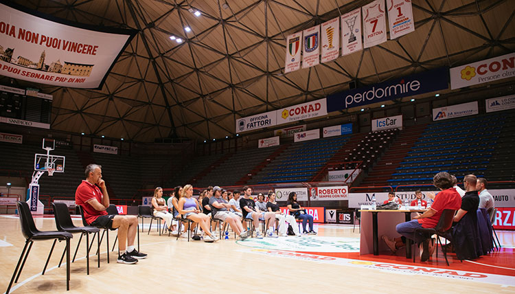 Basquete Italiano Um Campeonato Serial OriOra Pistoia Vs Dolomomecado  Energia Basket Trentino Foto Editorial - Imagem de janeiro, fotografia:  169162686